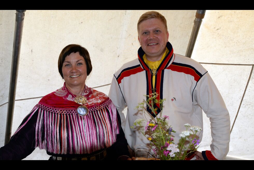 Sametingspresident Aili Keskitalo (NSR) og parlamentarisk leder for Ap, Ronny Wilhelmsen, er enig om at bevilgningene til Sametinget er for dårlige, og markerer en felles front i Stortinget fredag.
 Foto: Steinar Solaas