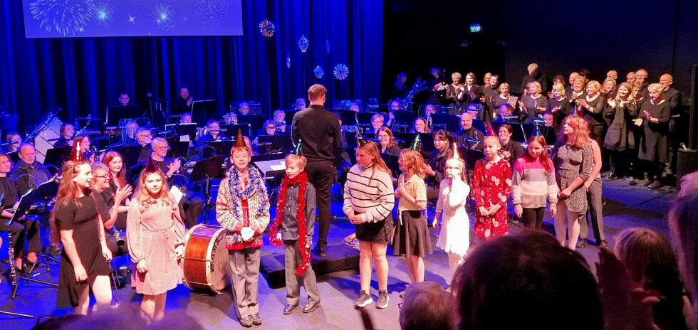 Barna fikk alle til å stemme i med bursdagssangen til hundreåringen.
 Foto: Hill Haga