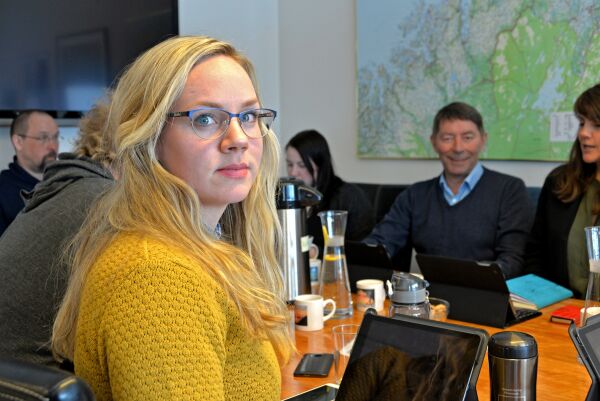 Stemte imot lånet, men måtte signere for det