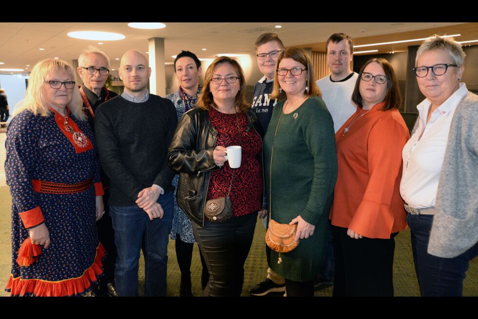 Sammen for Tana. Delegasjonen fra Øst-Finnmark (Østre valgkrets) fremmet tre store saker som endte ut i enstemmige uttalelser på det samepolitiske landsmøtet i Arbeiderpartiet. I tillegg til de to fiskesakene, ble det også vedtatt en uttalelse mot tvang i regionreformen. Fra venstre Inga Pettersen Lindi, Steinar Pedersen, Tom Sottinen, Torill Klogh, Mariann Wollmann Magga, Gaute Henriksen, Ragnhild Melleby Aslaksen, Marius Johnsen Støme, Kristin Rajala og Wenche Pedersen.
 Foto: Steinar Solaas