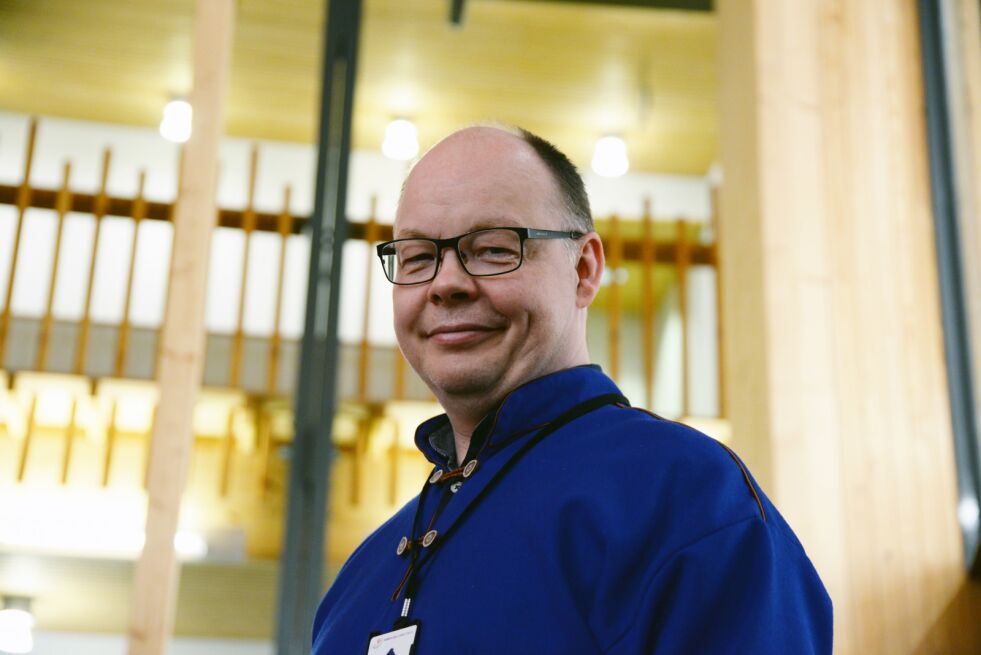 Sametingsråd Henrik Olsen (NSR) gir mer til samiske kunstnere.
 Foto: Steinar Solaas