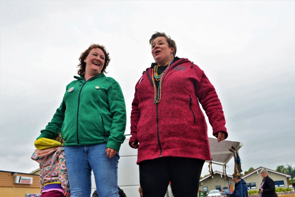 Arrangørene Lillian Therese Hansen og Ingeborg Walsøe takket for oppmøte og alle som har hjulpet til med Porsangers første Pride noensinne.
 Foto: Hannah Persen