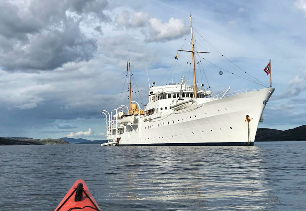 Peter Boye padla i finværet torsdag ut mot kongeskipet Norge i Neidenfjorden.
 Foto: Peter Boye