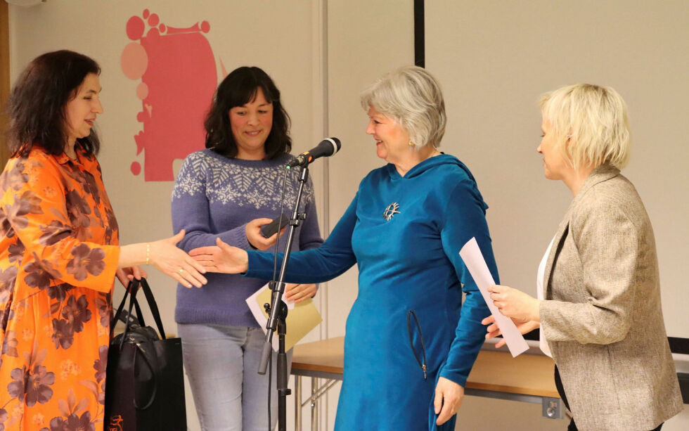 8. mars-komiteen, som besto av (fra venstre) Stella Velká, Sissel Røstgaard og Eirin Noste, overrakte Vuokkoprisen til Mari-Ann Nilssen (nr 3 fra venstre).
 Foto: Nina Margit