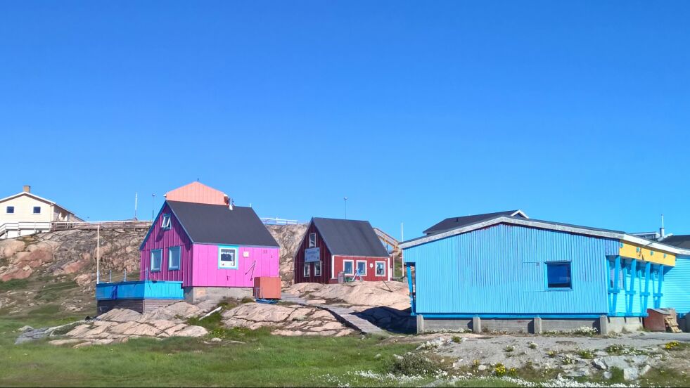 Med mange måneders vinter, er det forståelig at husene er malt i gilde farger.
 Foto: Beate Heide