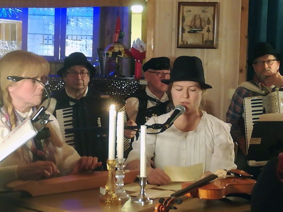 Tone Josefsen Hove (til venstre) og Gro Skanke fra Lakselv spelemannslag rørte sitt publikum til tårer med sin opptreden under feiringen av 100-årsdagen for Finlands selvstendighet.
 Foto: Olavi Hoikka