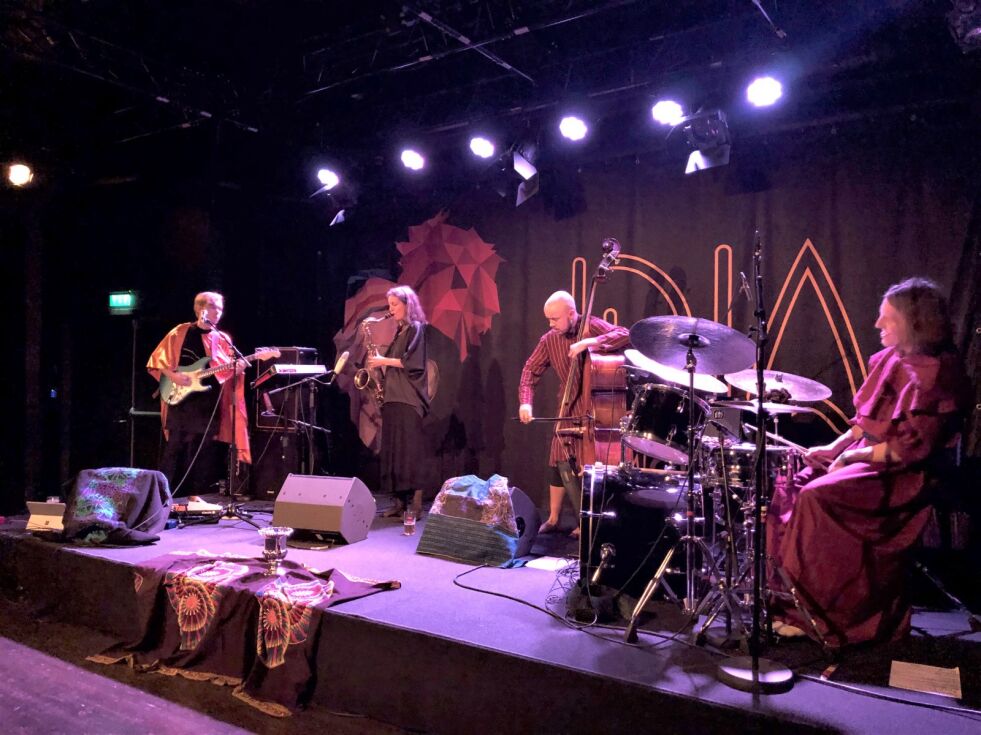 Sex Magick Wizards slapp sitt debutalbum Eroto Comatose Lucidity fredag 13. september. Med et rykende ferskt album i sekken kom de for å spille godbiter fra denne og det kommende albumet, hvor joik er fundamentet for all musikken.
 Foto: Hannah Persen