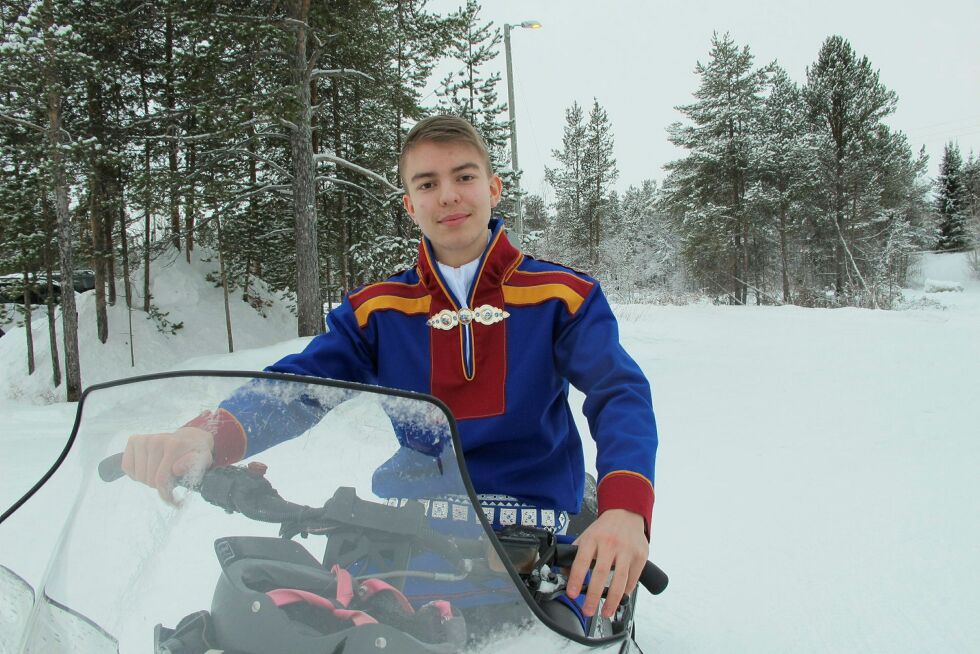Ánte Mellet Jávo (16) er fornøyd med at han nå kan kjøre hjemmefra og helt frem til skolens parkeringsplass med sneskuteren.
 Foto: MATTHIAS AARON PEDERSEN-SVALA
