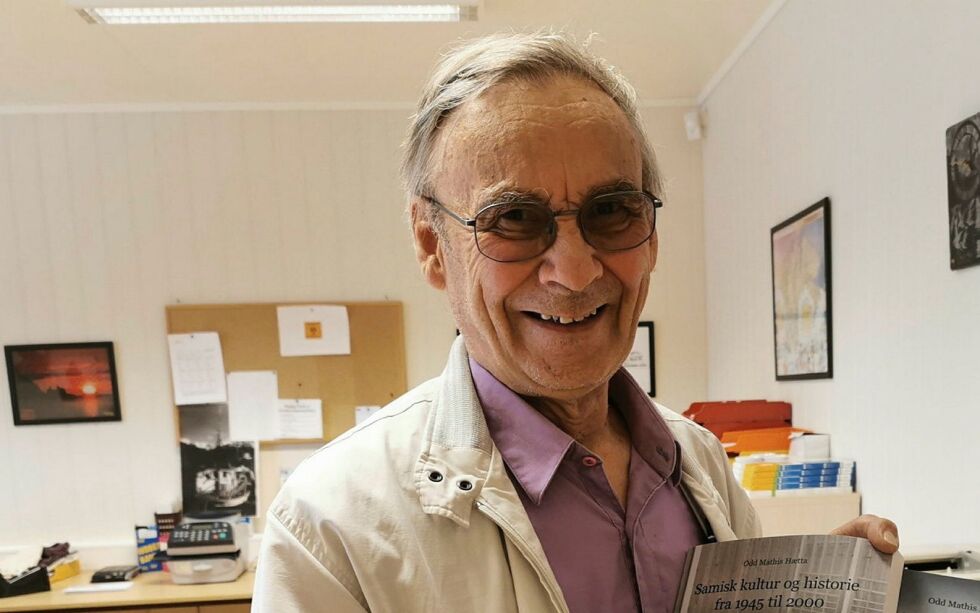 81-åringen tar utnevnelsen med tilsynelatende sindighet og ro, men legger ikke skjul på at han gleder seg over statsoverhodets oppmerksomhet for arbeidet han har gjort for den samiske samfunnsutvikling.
 Foto: Hans Arne Wulff (Arkiv)