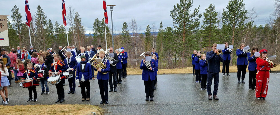 Pasvikdalen skole- og ungdomskorps spiller utenfor skolen.
 Foto: Hill Haga