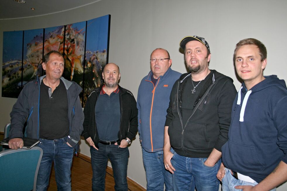 De var enig om en ting, nei til nye aktivitetskrav. Fra venstre Gunnar Paulsen, Øyvind Seipajærvi, Erling Haugen, Svein Lyder og Matz V. Lyder.
 Foto: Bjørn Hildonen