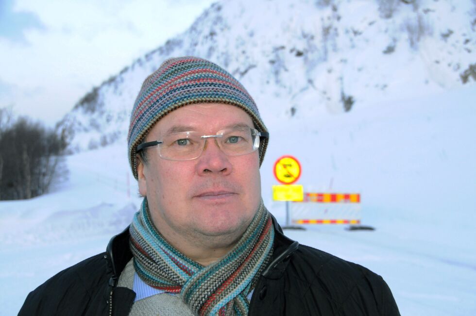 Trygg Arne Larsen mener rassikringsarbeidet på Ropelvveien i Sør-Varanger må intensiveres. – Slik det er nå bidrar hyppige ras til utrygghet, og kan gå utover sikkerheten i området.
 Foto: Hallgeir Henriksen