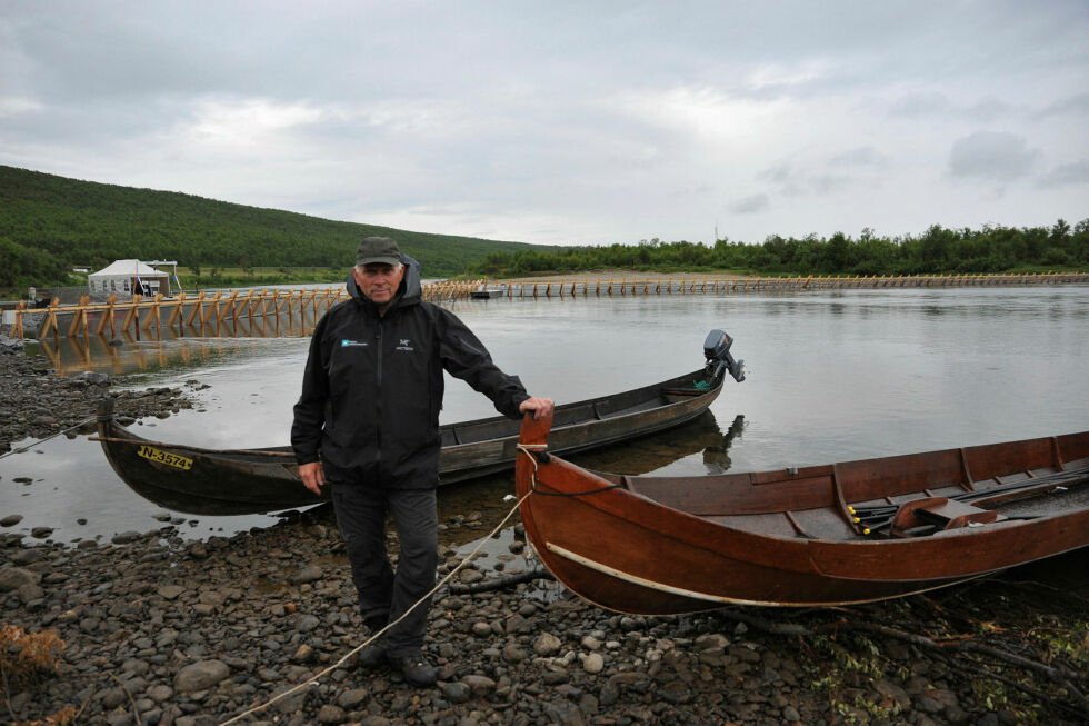 Roy Malvin Langåker fra Miljødirektoratet sier det ideelt sett burde vært to feller i elva, men det var ikke mulig av flere grunner.
 Foto: Birgitte Wsiur Olsen