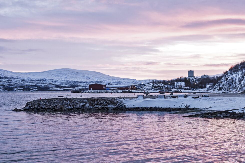 Det var tidligere i vinter at den lokale båtforeningen fylte ut masser i sjøen i Hamnbukt i Porsanger.
 Foto: Marius Thorsen