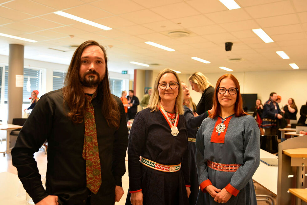 Første dagen kunne disse tre snakke om hvordan samiske parlamenter fungerer i de tre landene Norge, Sverige og Finland. Fra venstre: Mikkel Berg-Nordlie, senior forsker at NIBR-OsloMet, Ragnhild Nilsson, postdoc ved institutt for komparativ politikk ved Universitet i Bergen, Rauna Kuokkanen, professor i Arctic Indigenous Politics ved University of Lappland, Rovaniemi.
 Foto: Oskar Melkeraaen Aas