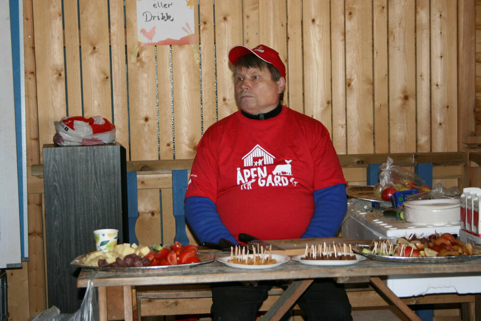 John Inge Henriksen fra Billefjord solgte gårdsprodukter.
 Foto: Anthon Sivertsen