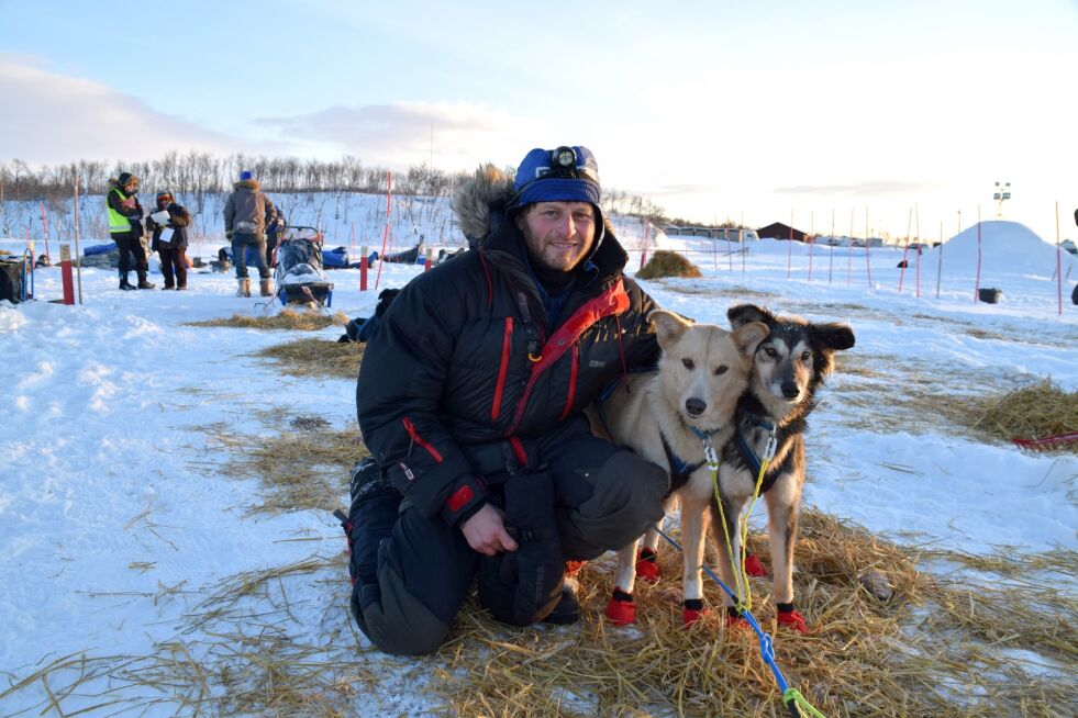 Sven-Erik Gullbekk fra Asker deltar i Bergebyløpet for første gang. – Jeg gleder meg til å kjøre hund på Varangerhalvøya. Alt her er førstegangsopplevelser for meg, sier Gullbekk.
 Foto: Hilde Porsanger