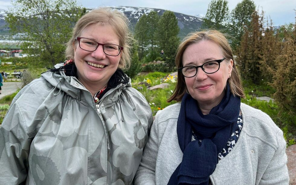 Sari Moskuvaara og Maria Leppänen besøker stadig den arktiske-alpine hagen.
 Foto: Elin Wersland