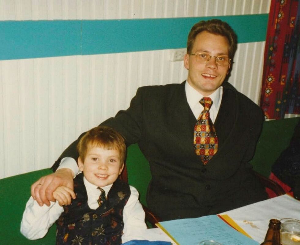 Privat foto av Tar­jei sammen med sin far Skjalg Jensen.