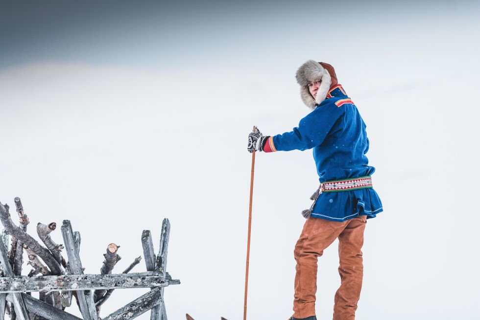 Med sine 24 år er Emil enda bare i startfasen av sitt kunstnerskap. Som innehaver av utmerkelser som «Årets unge kunstner» fra Riddu Ri??u, månedens Urbi hos NRK Sápmi, Nord-Norges største stipend «Arctic Talent» og stipend fra Sametinget. Foto: Ørjan Marakatt Bertelsen