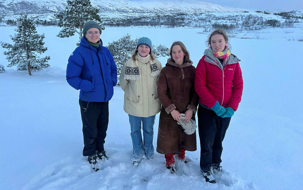 Mikkel Inchley, Tale Løkeland Ryste, Symre Aargaard og Helene Sofie Smit fra Natur og Ungdom fikk se området der det er planlagt gruvedrift i Porsanger. (Foto: Marit Holm Pettersen, Naturvernforbundet)