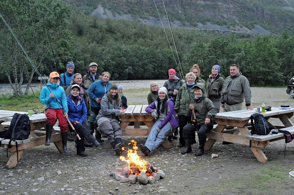 Damene som møtte opp på arrangementet i fjor hadde en flott kveld med bålkos og laksefiske.
 Foto: Hannah Persen