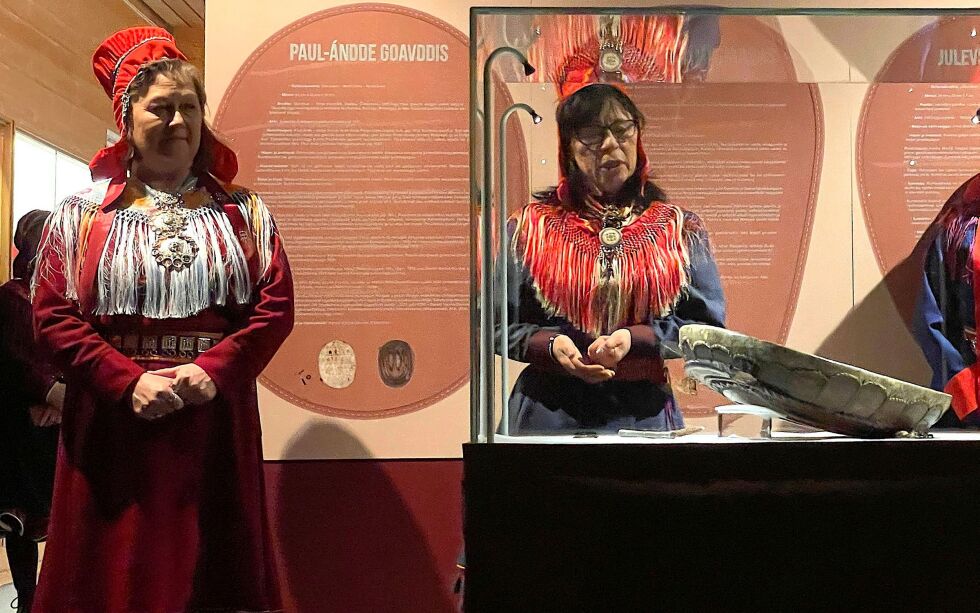 Museumsleder Jelena Porsanger og joiker Biret Ristin Sara i forbindelse med «Ruoktot».
 Foto: Hannah Persen