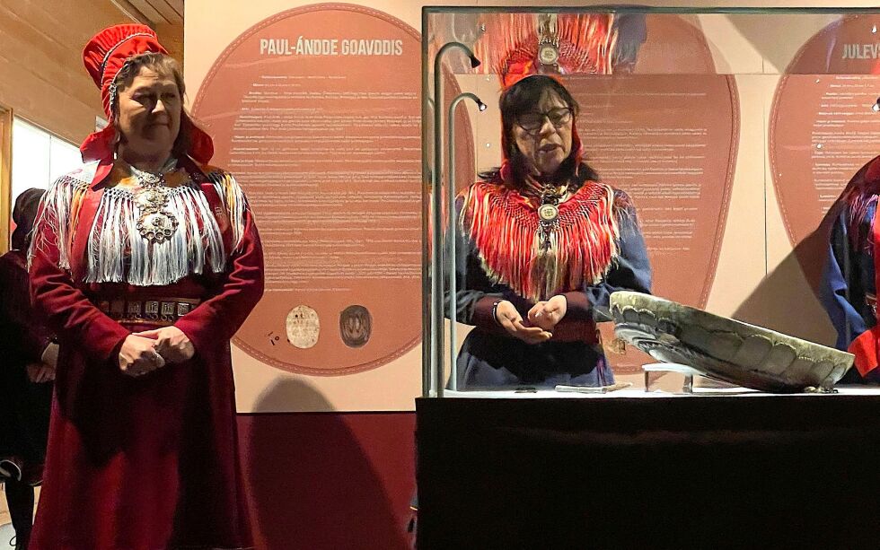 Museumsleder Jelena Porsanger og joiker Biret Ristin Sara i forbindelse med «Ruoktot».
Foto: Hannah Persen