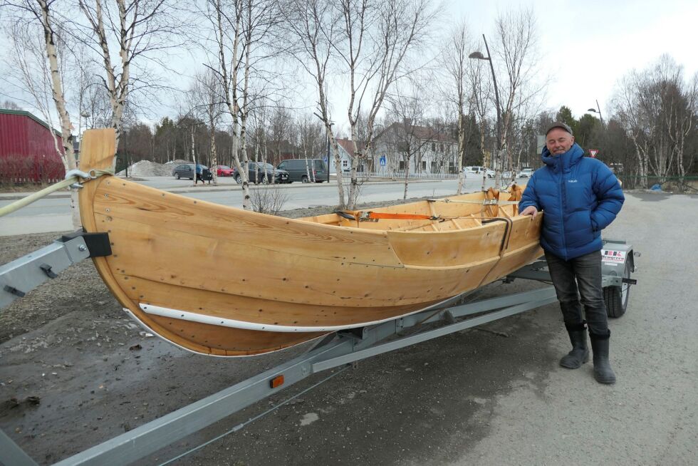 Per Edvard Johnsens med sin nye båt.
 Foto: STEIN TORGER SVALA