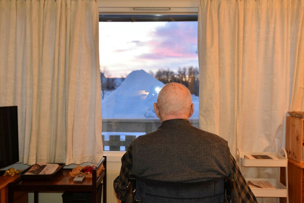Arvid Jørgensen ved Porstun i Lakselv synes det er ergelig at utsikten hans skal bli blokkert av store snehauger. ALLE FOTO: KRISTIN HUMSTAD.