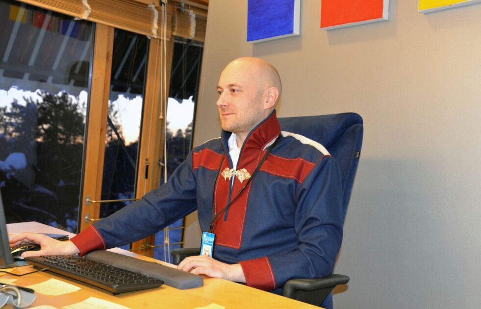 Plenumsleder Tom Sottinen er i ferd med å rulle opp hvilke rutinesvikt som forårsaket at samer ikke ble registrert i samemanntallet. Foto: Steinar Solaas