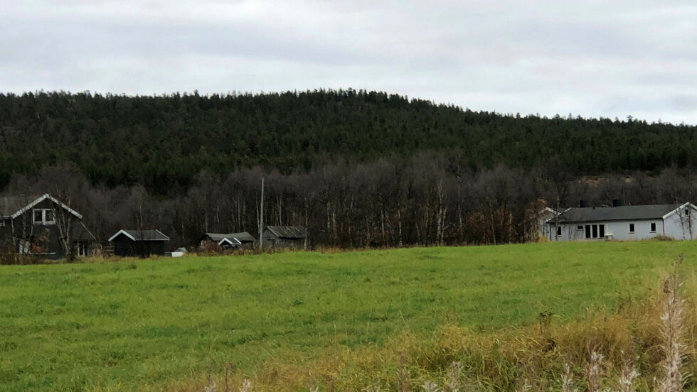 Fylkeskommunen ville stanse Karen Bær Eira og Per Ove Eiras planer om opp­før­ing av bolig og gara­sje på deres pri­vate eien­doms­tomt gnr 10/68 på Ráv­do­jok­njár­ga. Men kommunen har gitt grønt lys for flere årtier siden. Den omstridte tomta er mellom disse bolighusene.
 Foto: Stein Torger Svala
