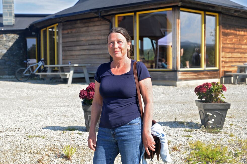 Turid Wilhelmsen forteller at hun er redd for hva som kommer til å skje om oppdrettsanlegget blir. Hun forklarer at det vil gå utover alle kulturene i Porsanger og Finnmark, samt livskvalitet og bolyst.
 Foto: Hannah Persen