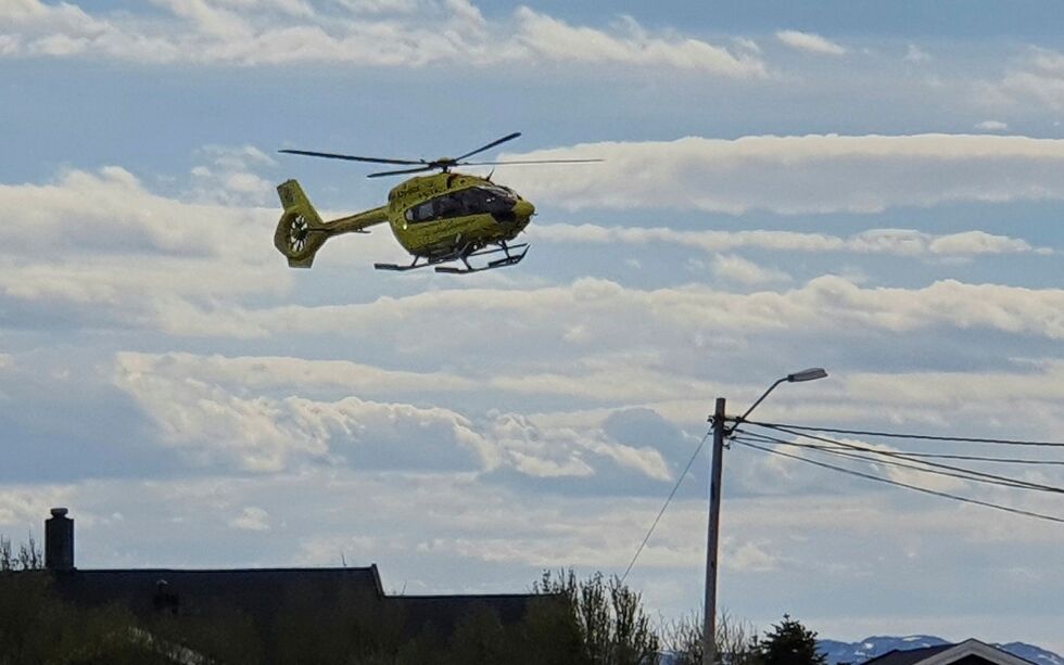 Ambulansehelikopteret har i perioder mange landinger og avganger i Vadsø – noe som medfører støy for de som bor nærmest landingsplassen. Nå er spørsmålet om kommunen må søke konsesjon for landingsplassen.
ILLUSTRASJONSFOTO: TORBJØRN ITTELIN