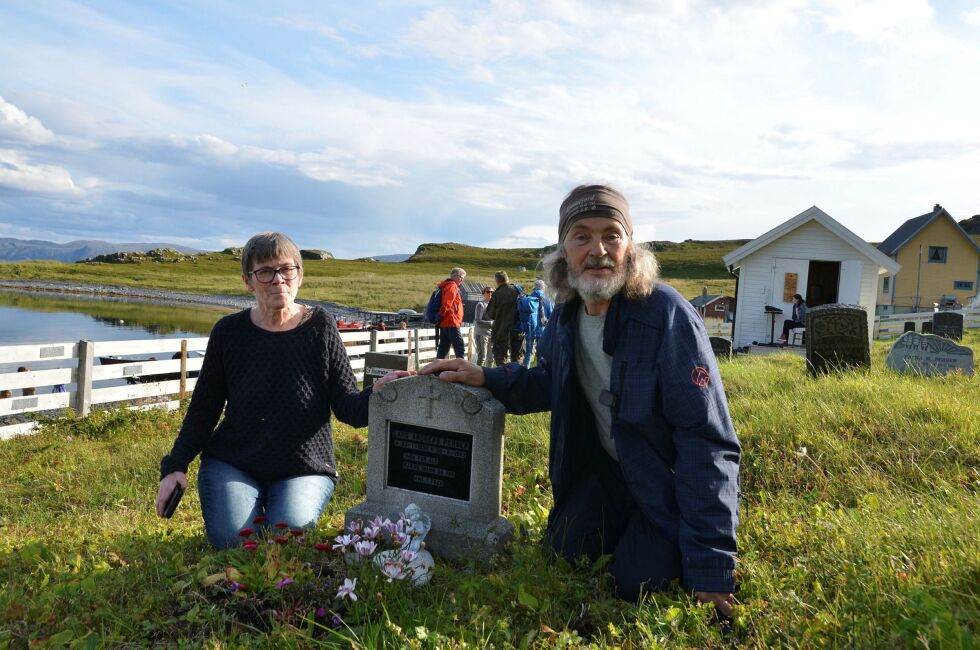 Ekteparet Bodil og Johnny Vevang ved hennes far Lars Andreas Persens grav på Gammelvika kirkegård. Totalt ligger det 120 gravlagte på den sjøsamiske kirkegården, mange av dem er av sjøsamisk slekt.
 Foto: Roger Albrigtsen