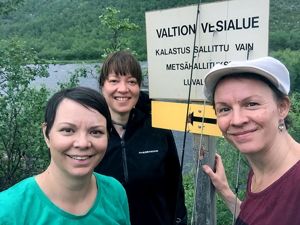 «Statens vannområde. Fiske kun tillatt med utmarksstyrets tillatelse» står det på dette skiltet. Men tingretten i Lappland har stadfestet at Kati Eriksen, Anne Nuorgam og Heidi Eriksen har rett til å fiske i Veah&#269;ajohka og utøve sine tradisjonelle samiske livsform.
 Foto: Aslak Pieski (pressefoto)
