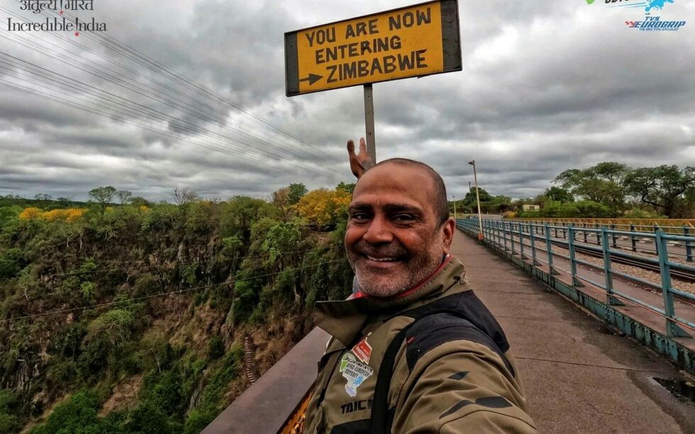 Deepak Kamath fra den indiske delstaten Bangalore har gjennom mange år kjørt motorsykkel rundt om i verden. Her er han i Afrika. Via internett forteller han om sine turer, og han gir sine anbefalinger til andre om steder som han mener det er verdt å besøke. I et innlegg på sosiale medier reiser han krass kritikk mot avgiftspraksisen som Scandic driver på Nordkapplatået.
 Foto: Privat