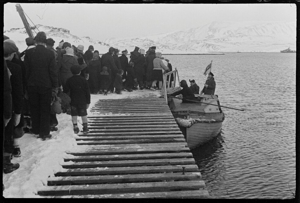 På rekke og rad ventet store og små på å bli evakuert av de britiske skipene. FOTO NTBs KRIGSARKIV. RIKSARKIVET