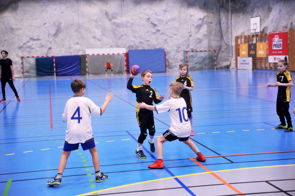 Håndballen har fått en større og større plass i TBK og sørger for en del av medlemsveksten i klubben. Her et bilde fra blandingslaget til TBK i nyttårsturneringen i Kirkenes.
 Foto: Erik Brenli