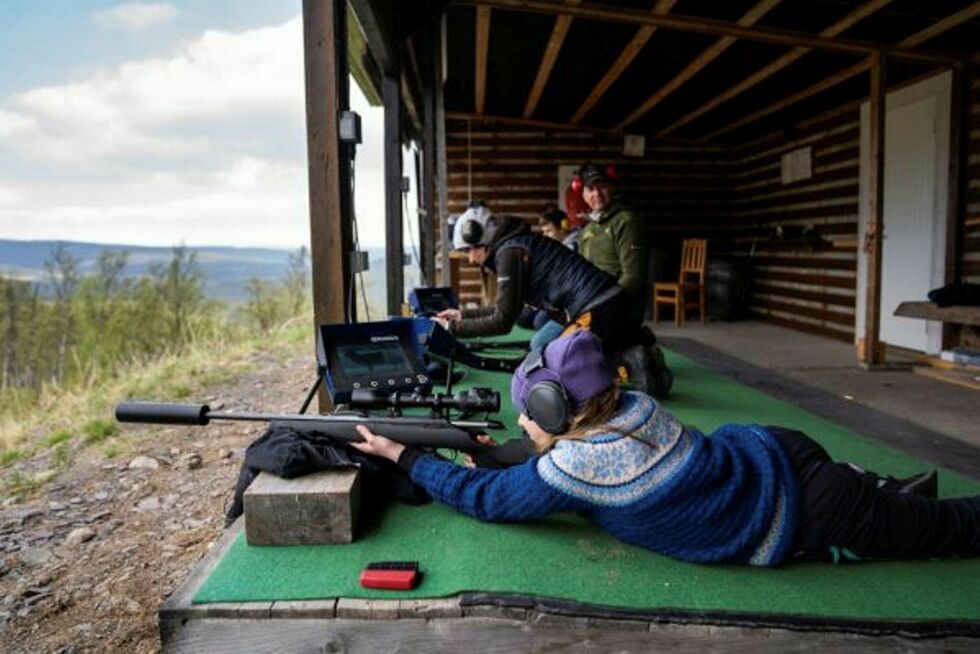 Deltagere i alle aldre gjorde seg klar for å bli kjent med våpen og våpenskikk på siste delen av jegerprøvekurset.
 Foto: Therese N. Andersen