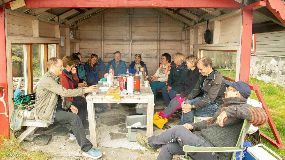 God stemning i naustet under båtdagen i Kolvik.
 Foto: Bo Morten Paulsen
