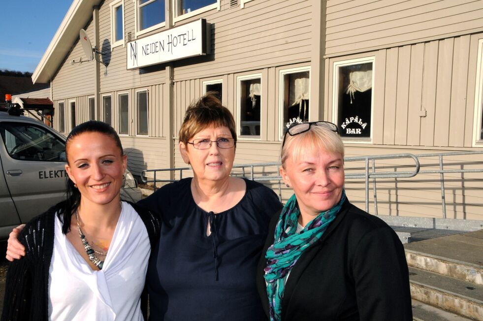 Angela Valen, Torill Sivertsen og leder for Neiden transittmottak, Heidi Mathilde Olsen, kan berette om hektiske dager og en positiv utfordring etter at Neiden transittmottak ble etablert før helga.
 Foto: Hallgeir Henriksen