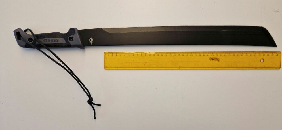 Tiltalte forklarte at han brukte denne macheten blant annet til opphogging av brensel når han var ute på tur – noe retten trodde på.
 Foto: Politiet i Finnmark