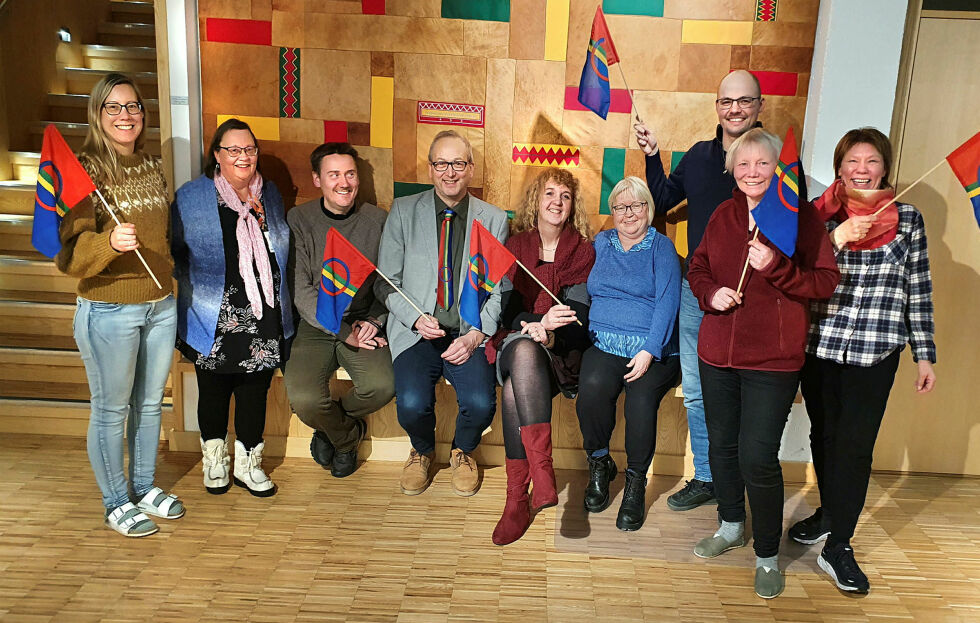 Programkomiteen: Rakel Gaup (Várdobáiki), Elna Sara (Tjeldsund kommune), Lars-Joar Halonen (Tjeldsund kommune), ordfører Terje Bartholsen (Evenes), kultur- og folkehelsekoordinator Janne Johansen (Tjeldsund), kultur- og folkehelsekoordinator Unn Kristin Laberg (Evenes), ordfører Robin Ridderseth (Tjeldsund), Kjersti Myrnes Balto (Várdobáiki) og Ann Mari Thomassen (Várdobáiki). Kommunedirektør Bjørn Tore Sørensen (Evenes) var ikke til stede da bildet ble tatt.
 Foto: Vigdis Kalliainen