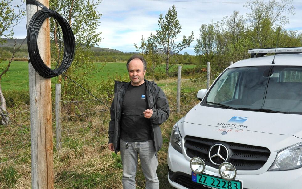 Drifts­le­der for fi­ber i Luos­te­jok Kraft­lag, Geir Arne Hest­nes, vi­ser frem en fi­ber­bunt i Børs­elv. Slik be­kref­ter han at ut­bygg­ing­en av fi­ber en­de­lig er i gang i byg­da. Foto: Oddgeir Johansen
