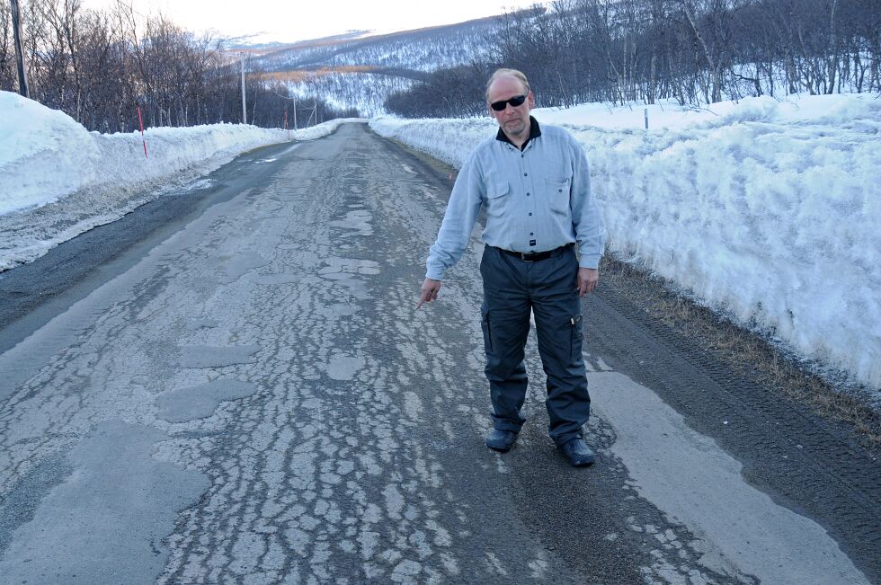 Isfisketurist Elmer Tsääro fra Tampere i Finland har vært på Ifjordfjellet og fisket i fem år og sier han de senere årene har valgt å kjøre via Lakselv med bobilen fordi fylkesveg 98 er så dårlig i Tana. Bildet er tatt mellom Torhophøgda og Smalfjord.
 Foto: Tom Hardy
