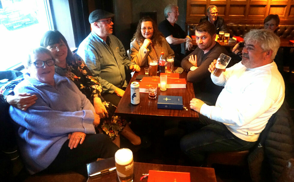 De var veldig klare for å synge salmer på Nøden pub. Fra venstre Kate Nikolaisen, Liss Opdahl Thomassen, Stig Andreassen, Bjørg Olsen, Dan Nilsen og Ulf Harald Thomassen.
 Foto: Geir Johansen