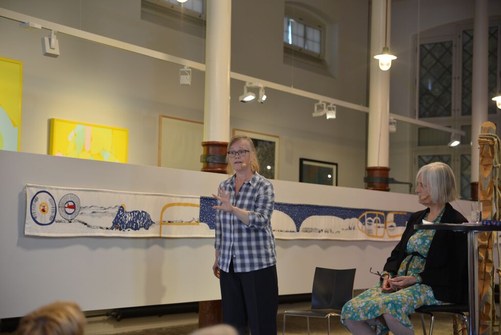 Bibliotekar og forteller Pernille Bineau fortalte samiske beretninger om møter med stállu og háldier, og om mennesker som kunne forvandle seg til dyr.
 Foto: Hannah Persen