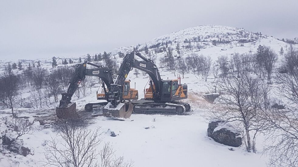 STENGER VANNET: Onsdag kveld stenges hovedvannledninga til det sentrale Sør-Varanger, og firma Sundquist starter arbeidet med å tette lekkasjen med sine maskiner. Rundt 4.000 mennesker blir uten vann.
 Foto: Hallgeir Henriksen