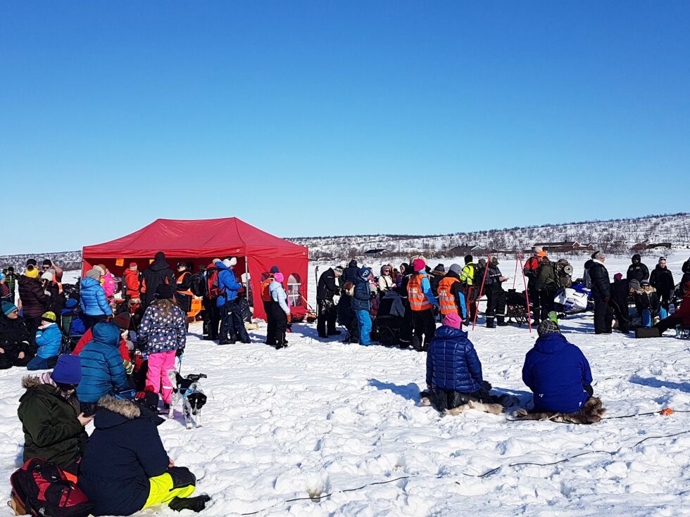 Og nå er det igjen på tide å finne fram fiskeutstyret, for Láhpoluoppal bygdelag arrangerer isfiskekonkurranse lørdag 4. mai i Láhpoluoppal. Leder Kirsten Susanne Logje håper værgudene slår til med fint vær på konkurransedagen, som i fjor, da bildet ble tatt.
 Foto: Anne Marie Hætta